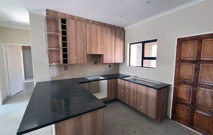 Riversdale Townhouse To Rent: 2 Bedrooms, pet-friendly garden, double garage, security included.