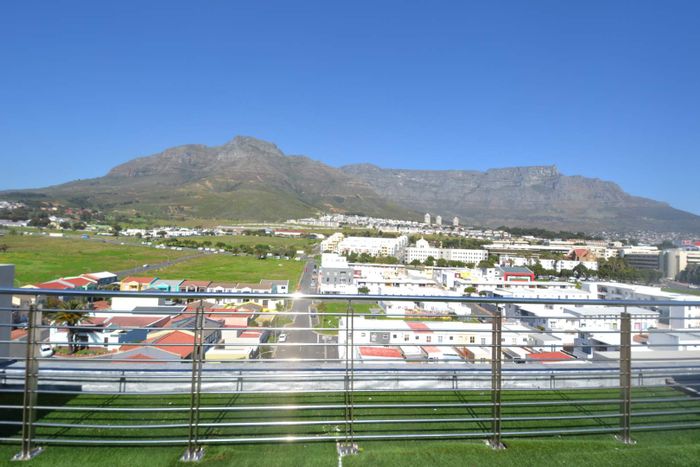 Chapel Towers Apartment in Zonnebloem For Sale: Rooftop pool, gym, secure parking.