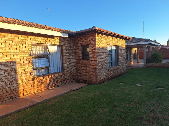 House To Rent in Minerva Gardens: 3 bedrooms, braai area, double garage, prepaid electricity.