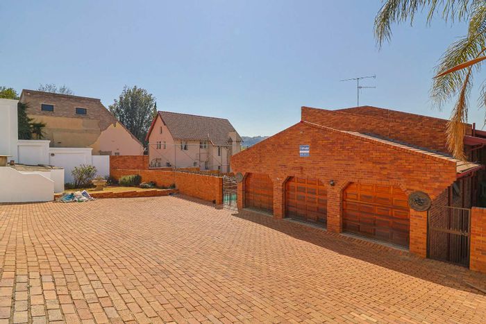 Glenvista House For Sale: Spacious living, pool, bar, and three garages.