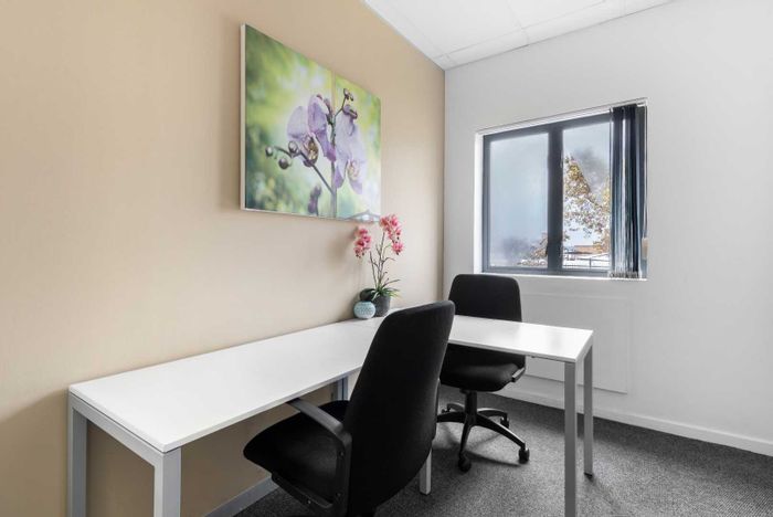 Office To Rent in West Rand: 25 sqm private space, shared area, on-site parking.