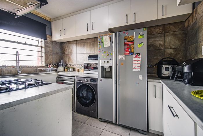 2-Bedroom Apartment For Sale in Benoni Central with Secure Parking and Lift Access.