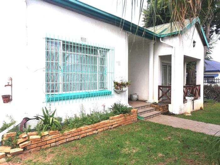 For Sale: Spacious Primrose House with pool, BBQ area, and staff quarters.