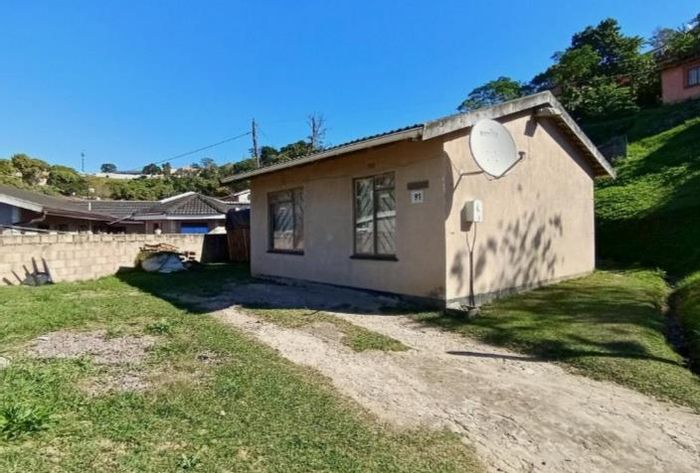 Umlazi U Apartment For Sale: 2-bed, rondavel, spacious kitchen, versatile outdoor space.