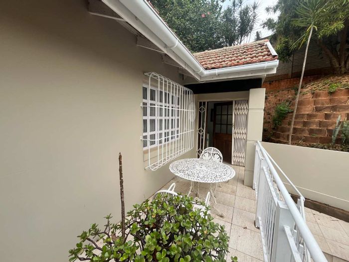 Cottage To Rent in Park Hill: Furnished, secure, prepaid utilities, ideal for professionals.