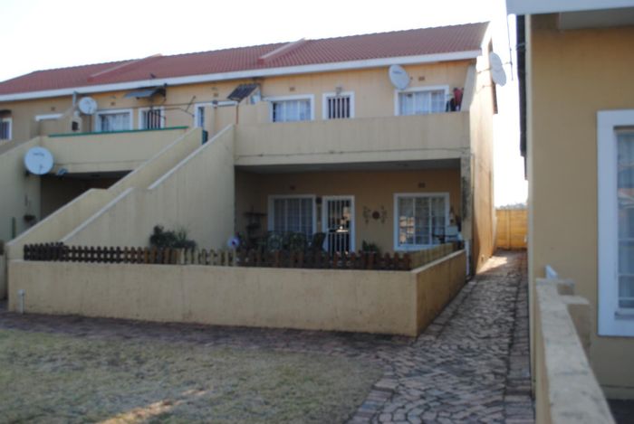 Kookrus Townhouse For Sale: Secure complex, garden, 2 bedrooms, open-plan living.