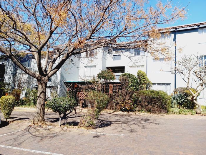 Northgate Apartment To Rent: 2 beds, pool, security, balcony, near amenities.