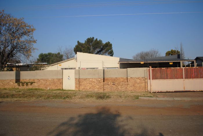 Riversdale House For Sale: 4 beds, pool, backup power, garage, and workshop.