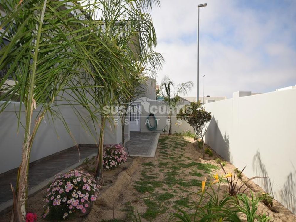 Front garden - low maintenance