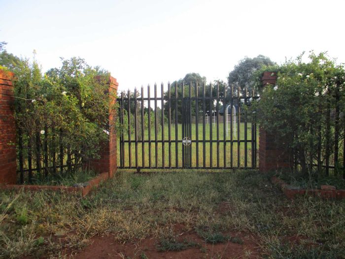 Vacant Land Residential For Sale in Henley On Klip, 4064 m², walled, utilities available.