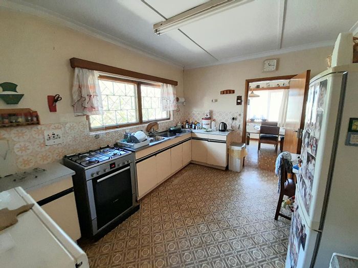 Vineta House For Sale: 3 beds, study, indoor BBQ, flat, ample parking.