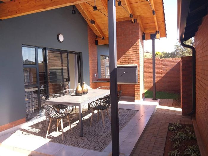 Townhouse in Olympus To Rent: 3 Bedrooms, Private Garden, Double Garage, Eco-Friendly Features.