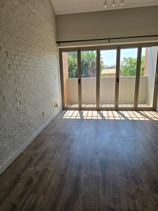 Menlo Park Apartment To Rent: 3 beds, 3 baths, balcony, garage, home office.