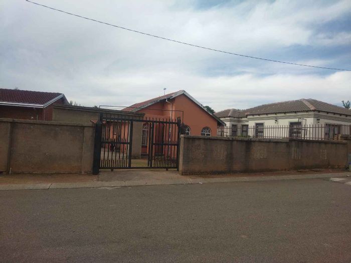 House for Sale in Mabopane Central: 2 Bedrooms, near shopping and schools.