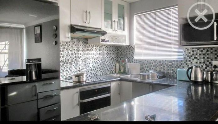 Linmeyer Townhouse For Sale: 2 bedrooms, open-plan kitchen, near schools and shopping.