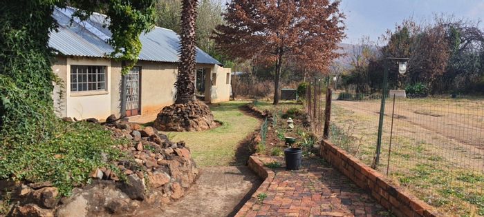 House for Sale in Walkerville Central: 1.94 ha, cottages, aquaculture potential, self-sustaining.