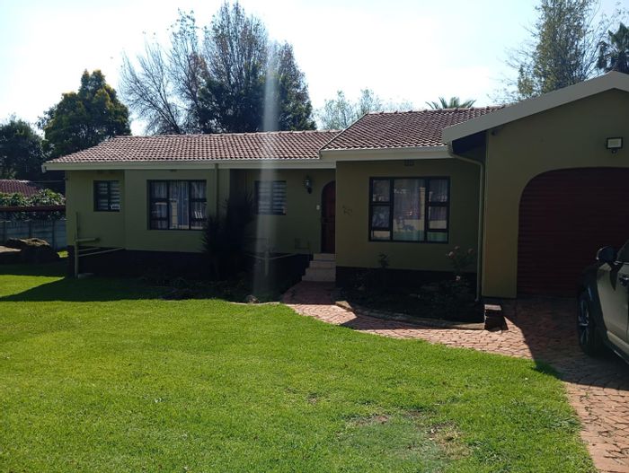 Brackendowns House To Rent: 3 Bedrooms, pool, study, garage, and lapa.