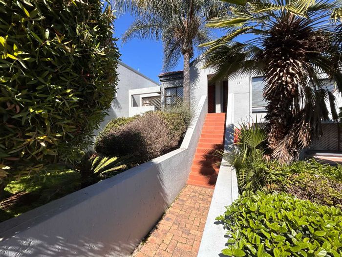 Bassonia Townhouse For Sale: 2 beds, pool, garage, near shopping center.