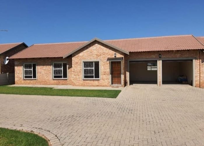 Townhouse For Sale in Riversdale Central: 2 Beds, Private Garden, Double Garage.