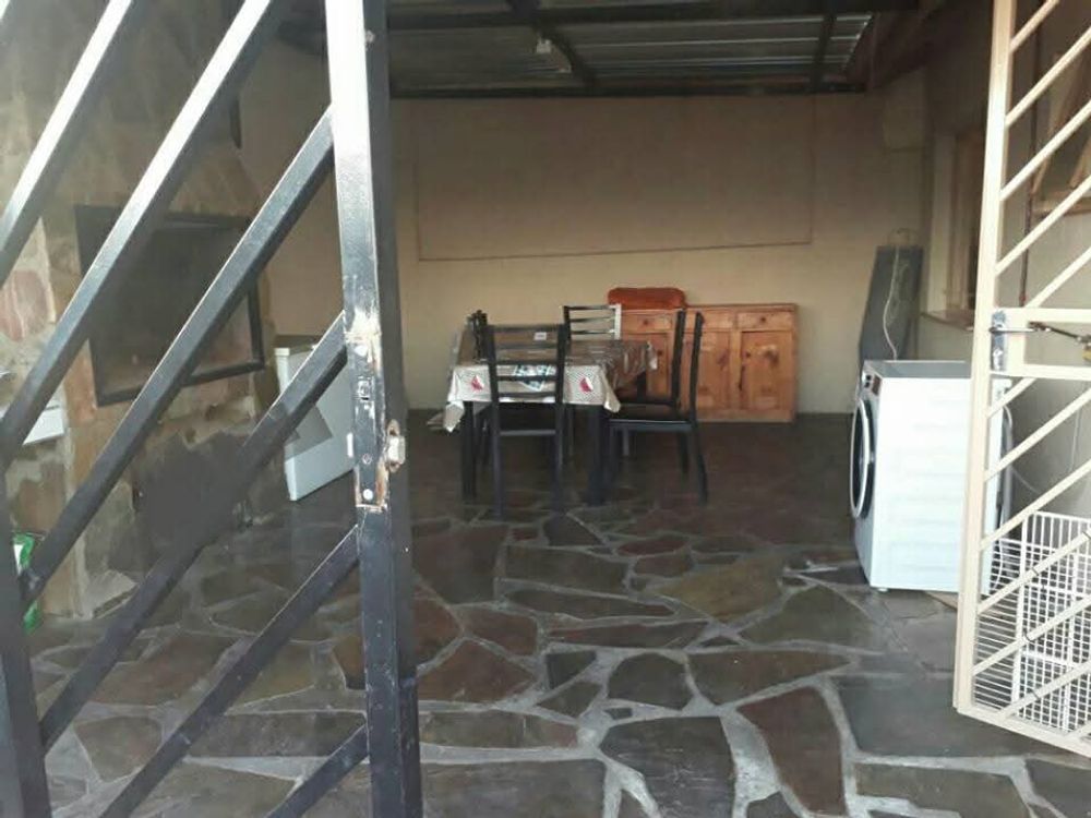 ENCLOSED BRAAI AREA