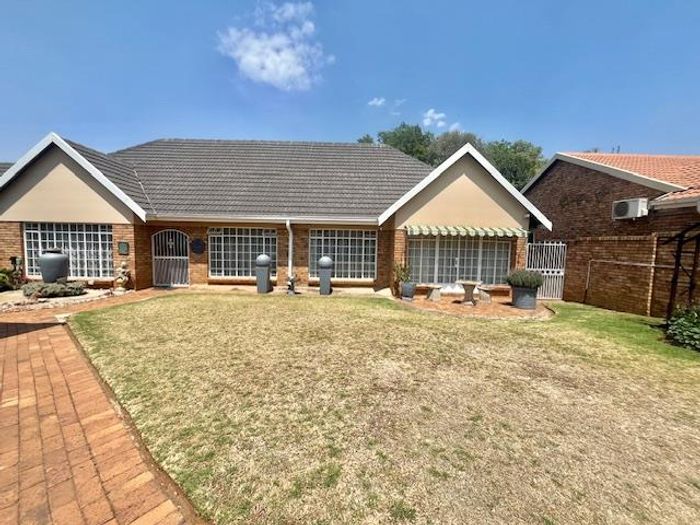 For Sale: Spacious 4-Bedroom House in Sunward Park with Garden, Security, and Entertainment Areas.