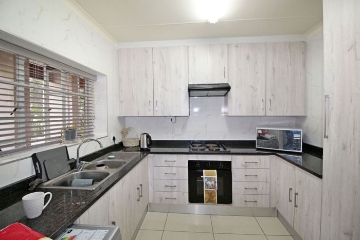 Property #1435314, Apartment sold in Sandton Central