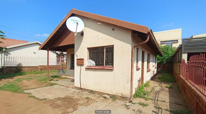 For Sale: House in Soshanguve Ext, 3 bedrooms, near shopping and amenities.