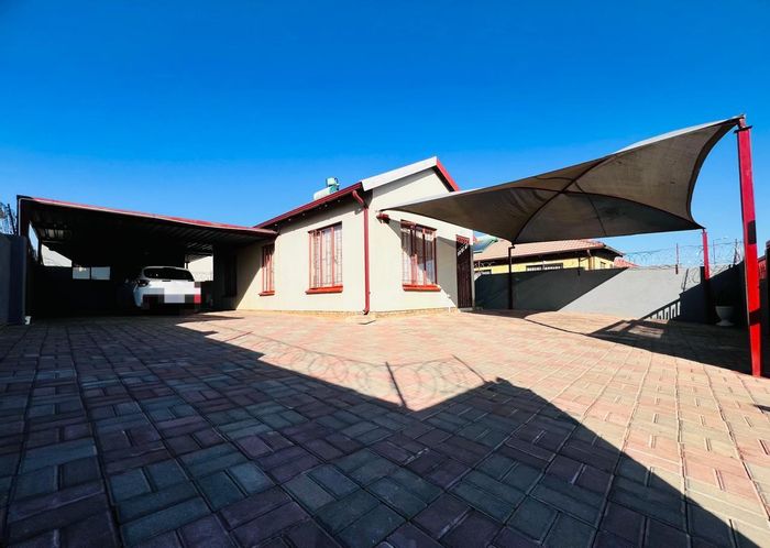 For Sale: House in Soshanguve Ext with 3 bedrooms, prepaid electricity, and double carports.