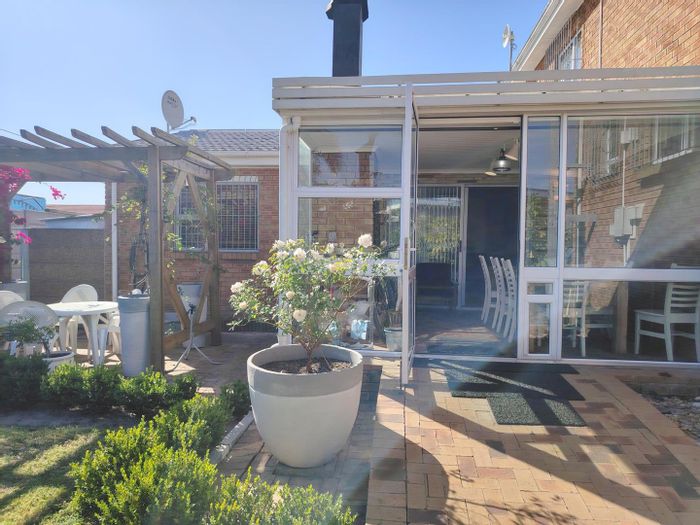 To Rent: Apartment in Protea Heights with 2 beds, ensuite baths, and garage.