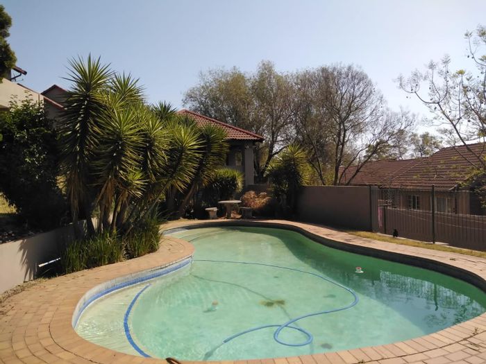 Newlands Townhouse For Sale: 3 bedrooms, pool, garden view, close to amenities.