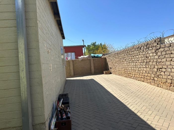 Katutura House To Rent: 3 bedrooms, shared electricity, includes water up to N$500.