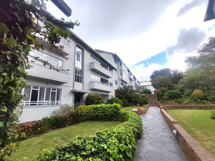 Kenilworth Apartment To Rent: 2 bedrooms, balcony, secure parking, communal gardens.