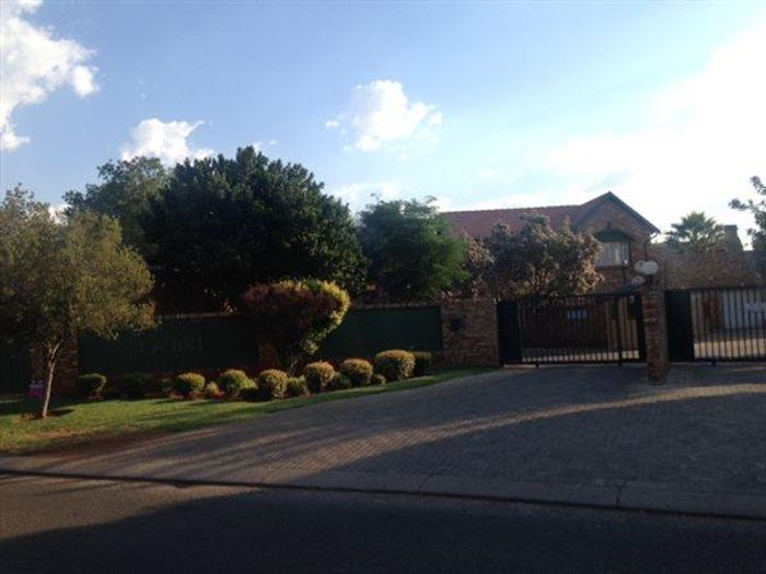 Rietvalleirand Townhouse To Rent: 3 beds, private garden, pool access, garage.