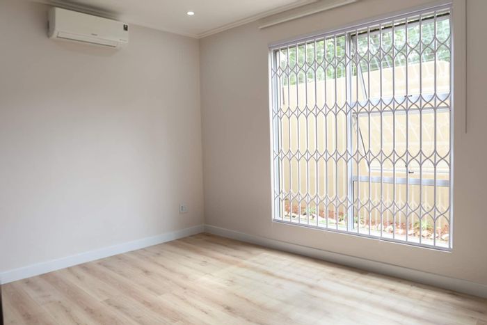 Bryanston Townhouse To Rent: 3 beds, private garden, security, pool access.