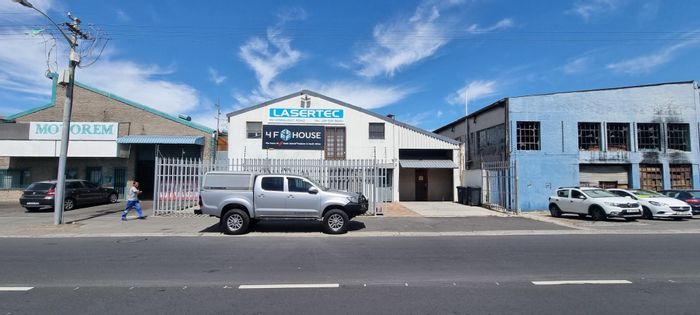 Beaconvale Industrial Unit For Sale: Prime Location, Ample Office Space, 3-Phase Power