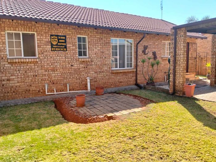 Union Townhouse To Rent: 3 beds, 2 baths, garden, double garage, near amenities.