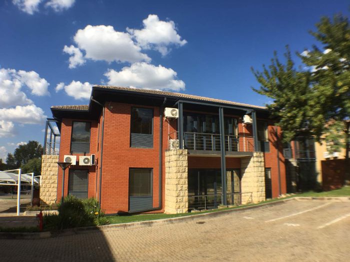 Office To Rent in Bedfordview Central: 156 sqm with kitchen, private toilets, flexible layout.