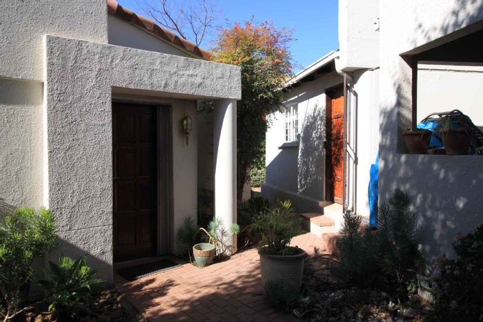 Cottage to Rent in Lonehill: Secure estate, Wi-Fi, water, and electricity included.