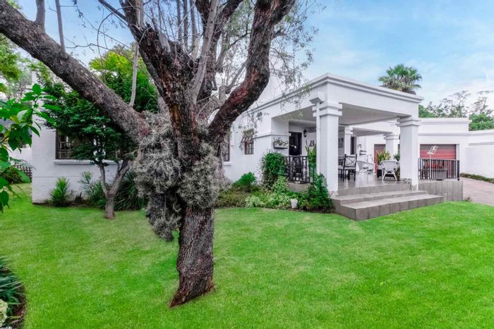Lonehill House To Rent: 3 beds, pet-friendly, double garage, staff accommodation.