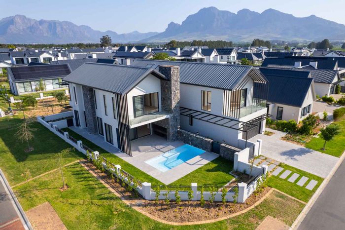 For Sale: House in Val De Vie Estate with gourmet kitchen, private terrace, and en suite bedrooms.