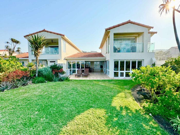 Beachfront townhouse in Umhlanga Rocks Central, 4 beds, pool access, to rent.