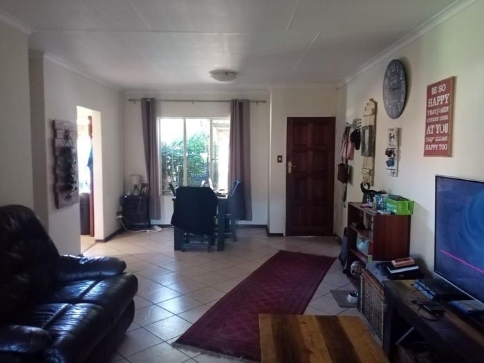 Wapadrand Townhouse For Sale: 2 beds, pool access, pet-friendly, outdoor entertainment area.