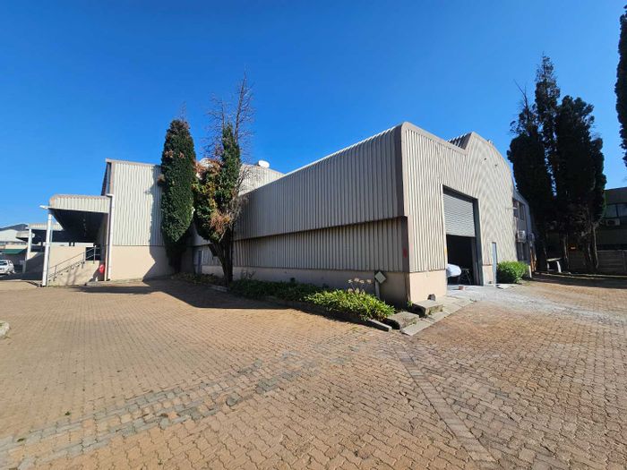 Industrial warehouse to rent in Jet Park, 2,528sqm with office and truck access.