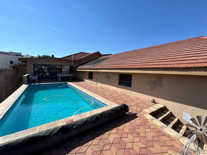 Auasblick House For Sale: 4 en-suite bedrooms, pool, triple garage, secure living.