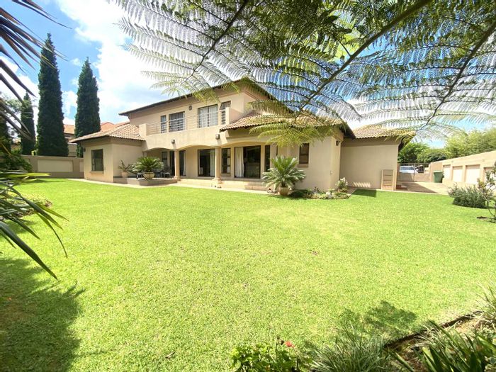 House For Sale in The Wilds: 4 beds, indoor braai, pool potential, 3 garages.