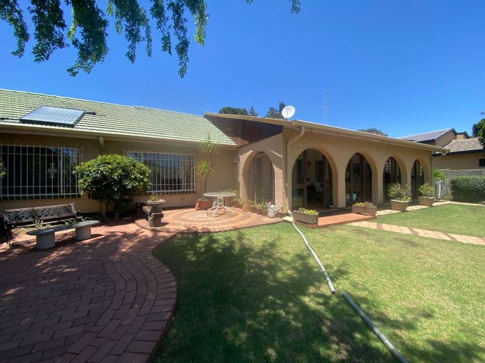 For Sale: Spacious Mondeor house with 4 bedrooms, pool, squash court, and garden.