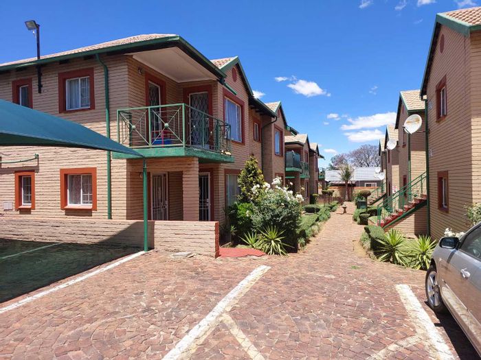 Townhouse for Sale in Alberton Central: Open-plan living, balcony, pet-friendly, fiber internet.