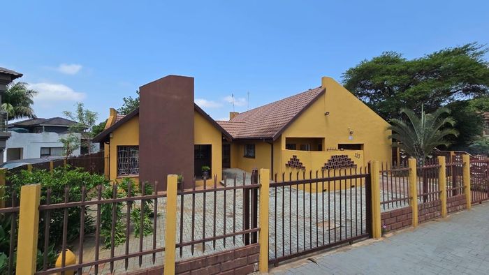 For Sale: Spacious 5-bedroom house in Eltivillas with dual living wings.