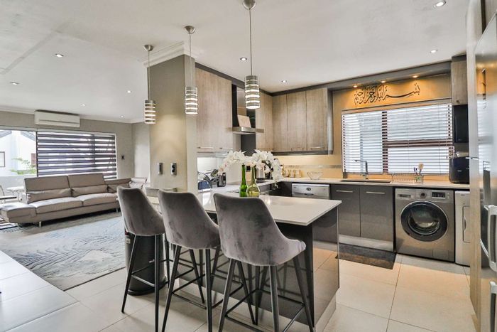 Stunning 2-Bed Townhouse For Sale in Lakefield - Modern Features!