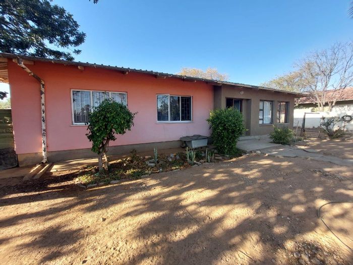 For Sale: Pioniers Park House with 4 bedrooms, large yard, and garage.